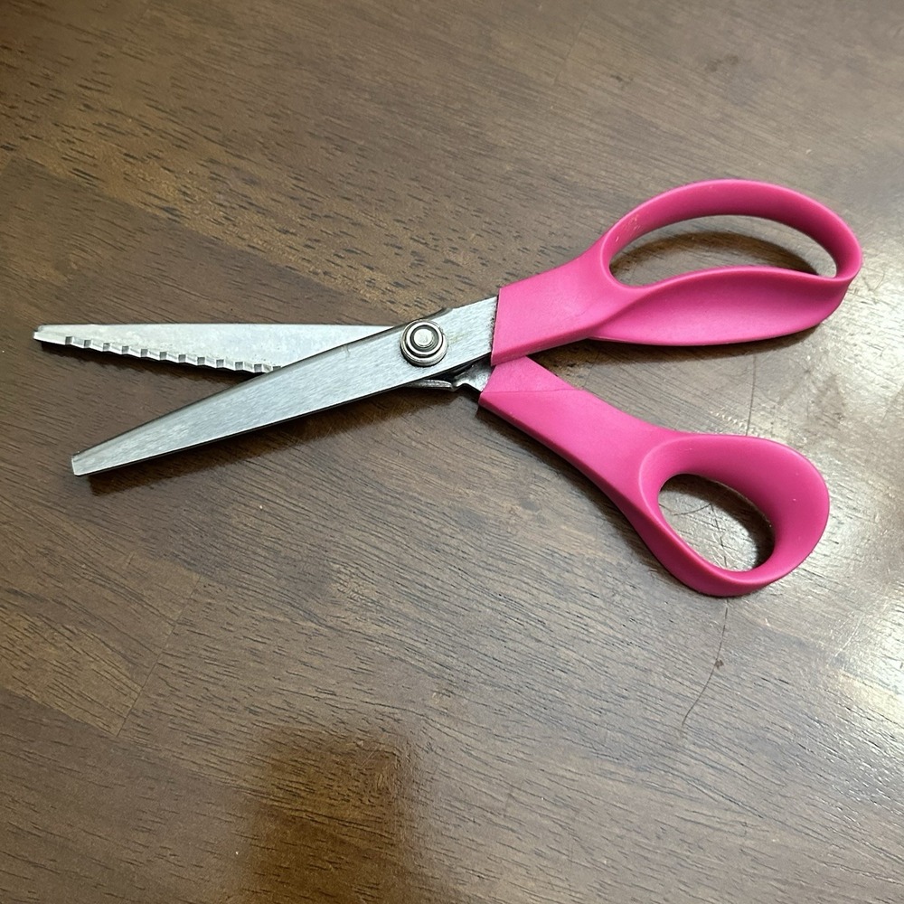 Fiskars USA Pinking Shears Zig Zag Sewing Craft Scissors‎ Pink Ergonomic Handle